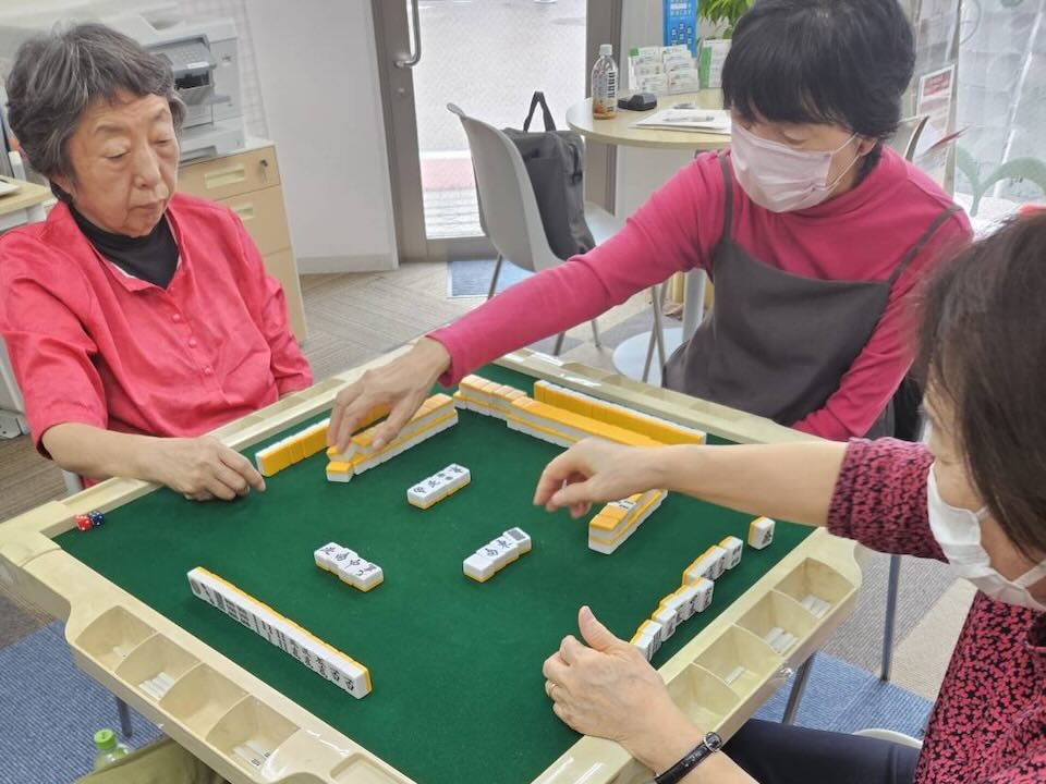 [ くらしネット神奈川：経験豊富な専門家集団 ] アタマの体操しています